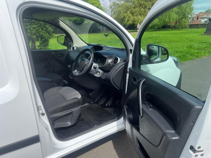 NISSAN NV250